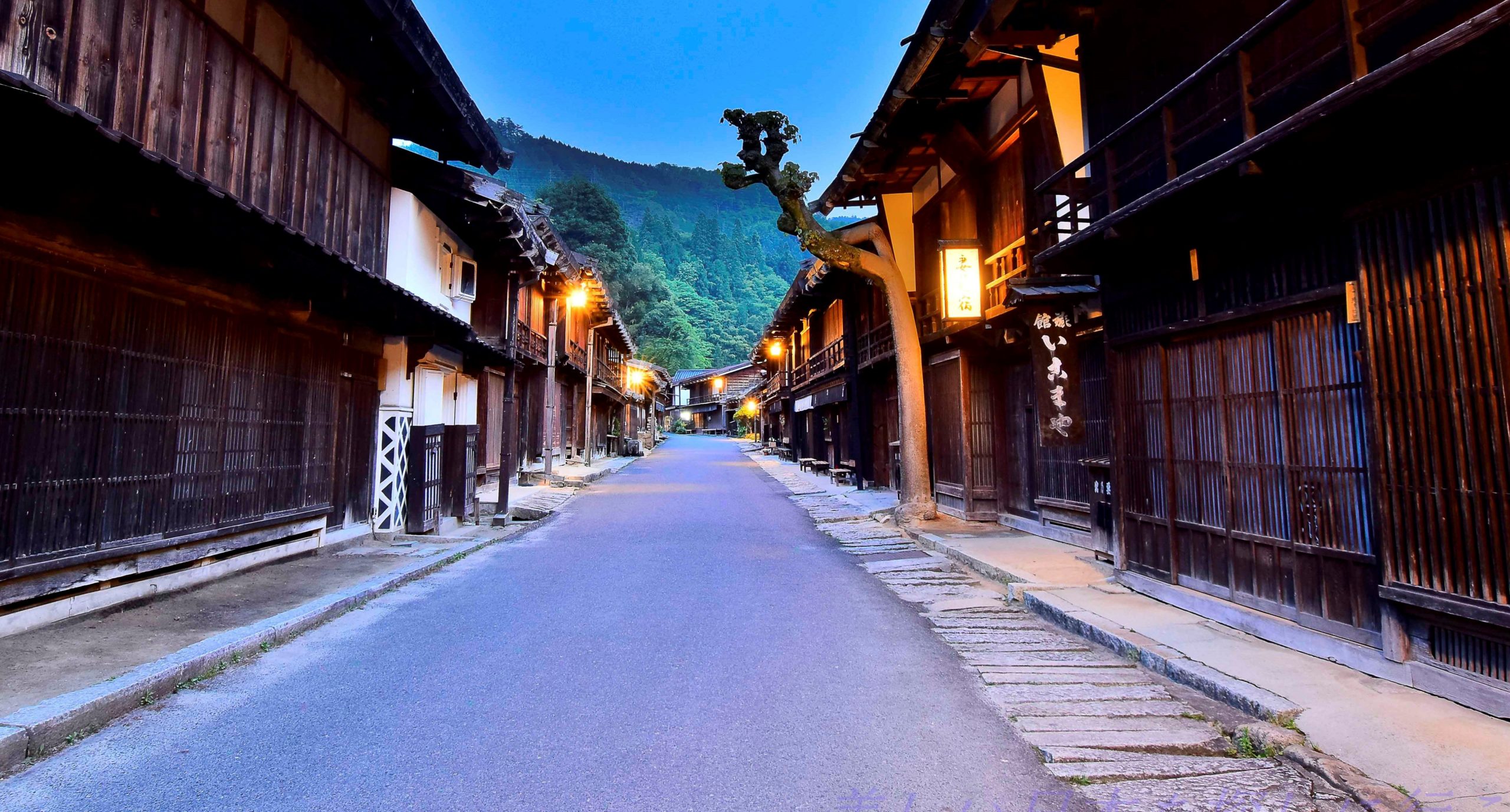 日本の古い町並みを歩く 昭和も平成も知らない世代が増えていく中 まだまだ江戸時代から明治大正昭和初期の町並みが日本には残っている その美しさを改めて見直していきたい 美しい日本を探しに行こう